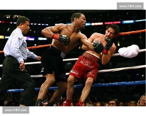 特立尼达德vs莫斯利巅峰对决揭秘拳坛速度与力量之战历史瞬间再现